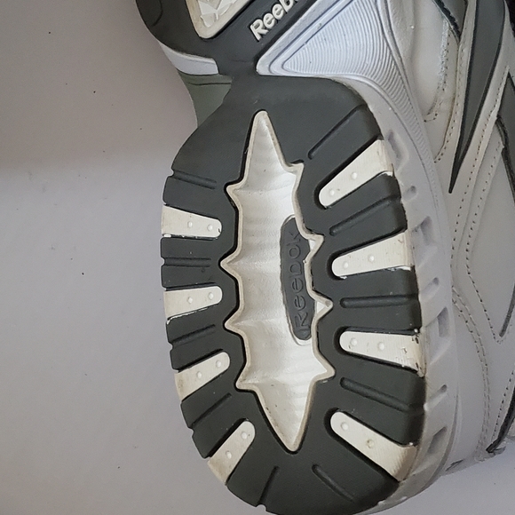Reebok men's white w/grey stripe shoe 12 - Picture 6 of 13